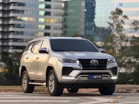 TOYOTA HILUX SW4 2.8 D-4D TURBO DIESEL SRX 7L 4X4 AUTOMÁTICO TOYOTA HILUX SW4 2.8 D-4D TURBO DIESEL SRX 7L 4X4 AUTOMÁTICO